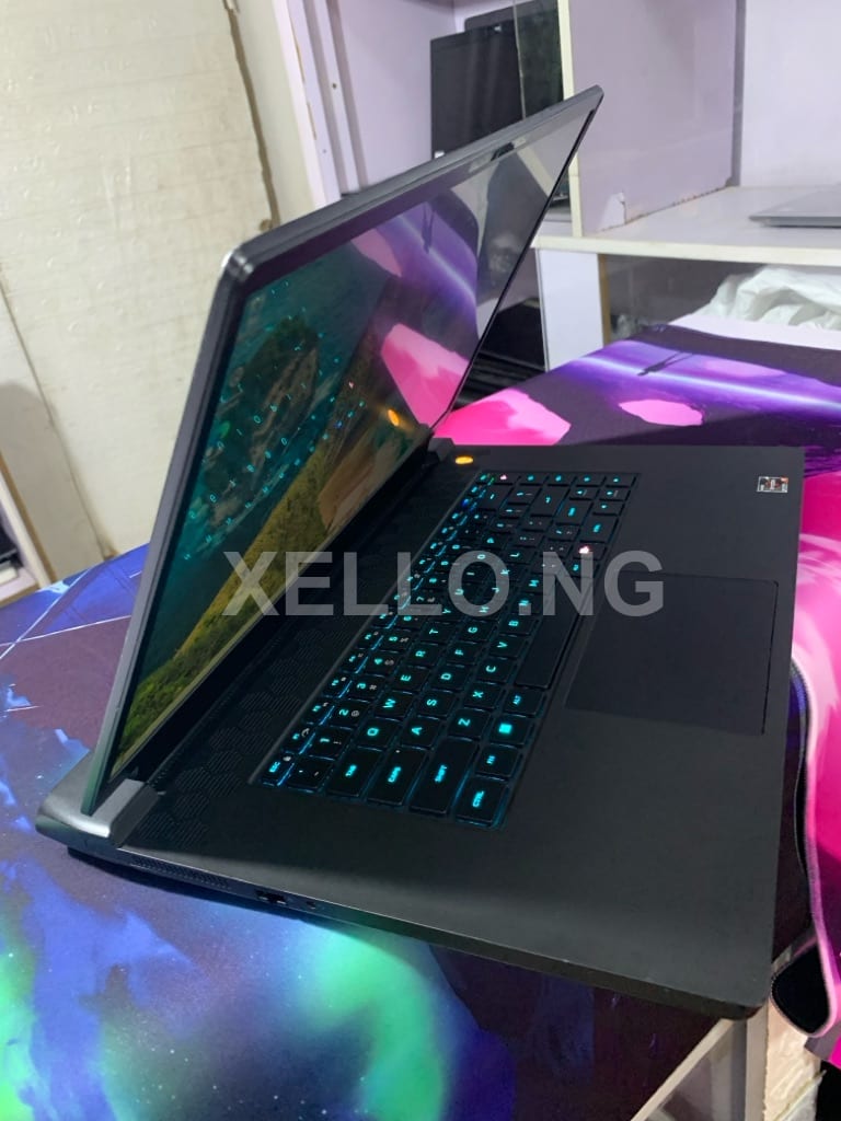 Alienware m17. 2