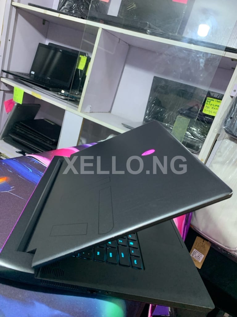 Alienware m17. 4