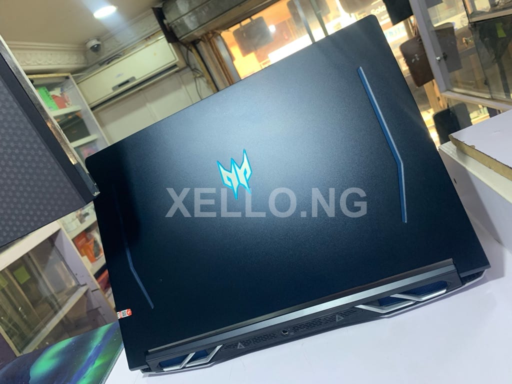 Acer Predator Helios 300. 4