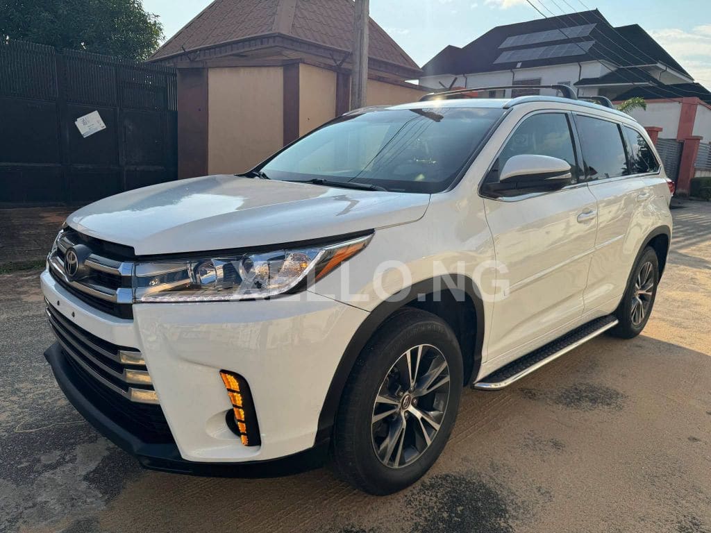 2017 TOYOTA HIGHLANDER XLE 4