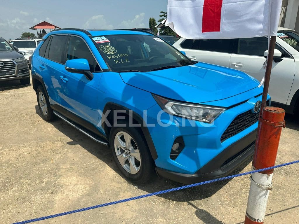 2020 TOYOTA RAV4 XLE 2