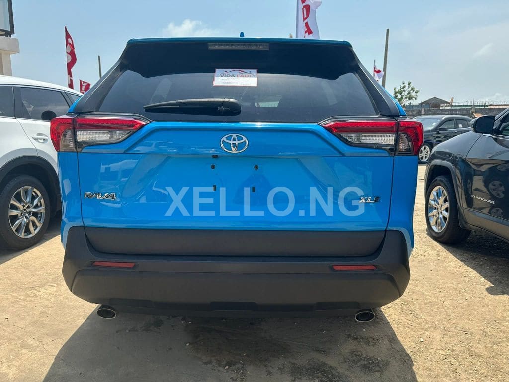2020 TOYOTA RAV4 XLE 3