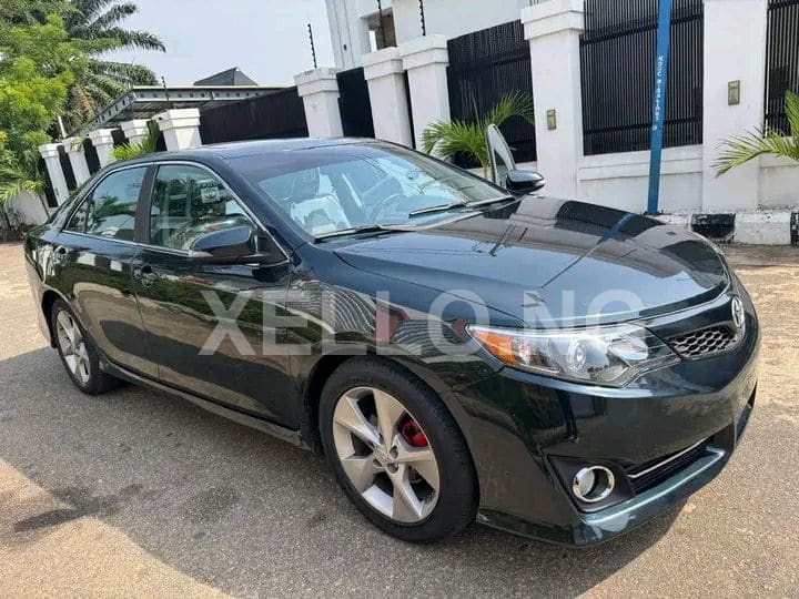 Toyota Camry SE 2