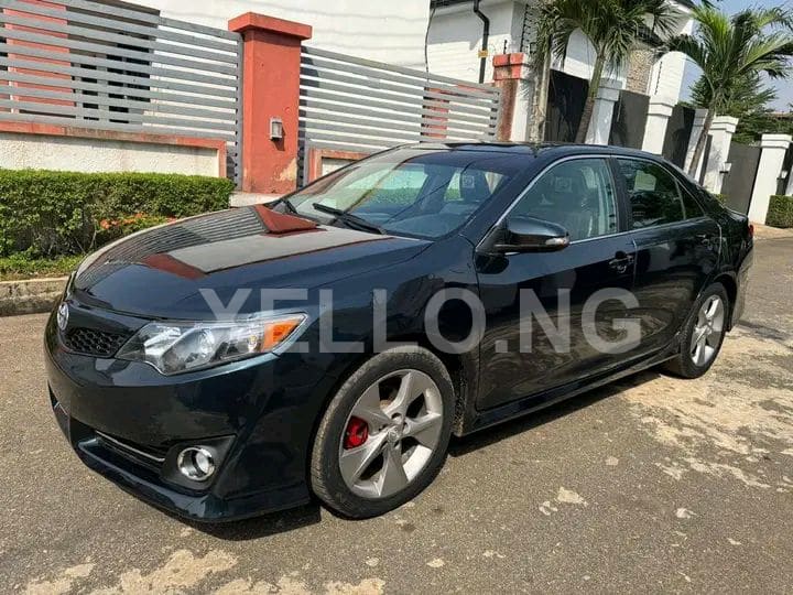 Toyota Camry SE 4