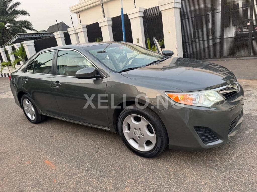 Toyota Camry SE 2