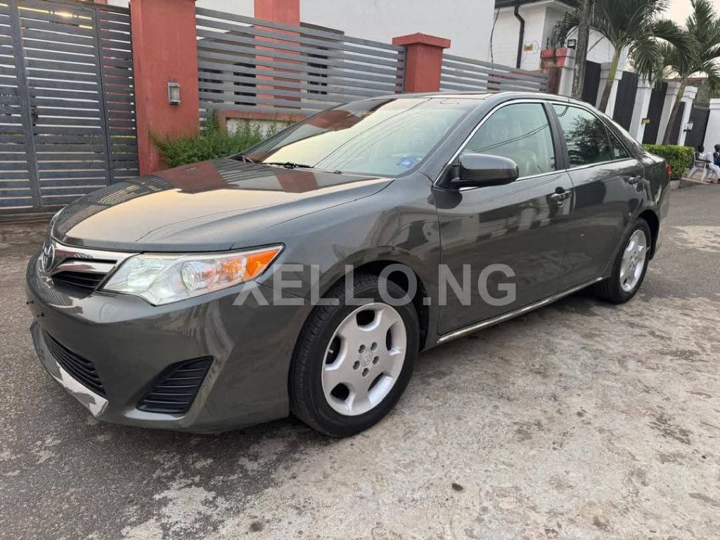Toyota Camry SE 4