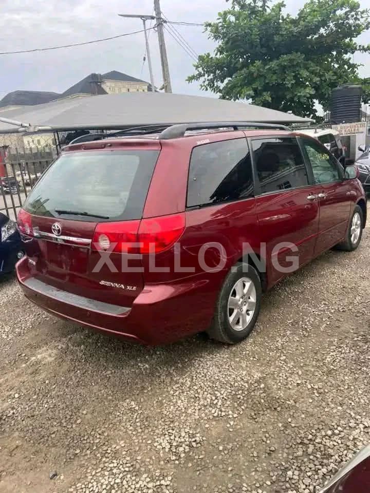 TOYOTA SIENNA 2