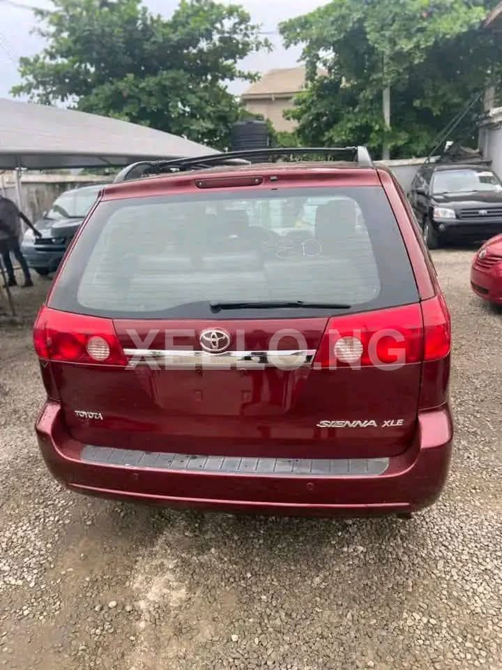 TOYOTA SIENNA 4