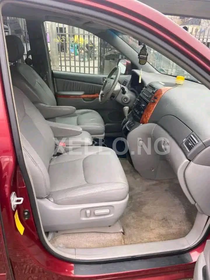 TOYOTA SIENNA 5