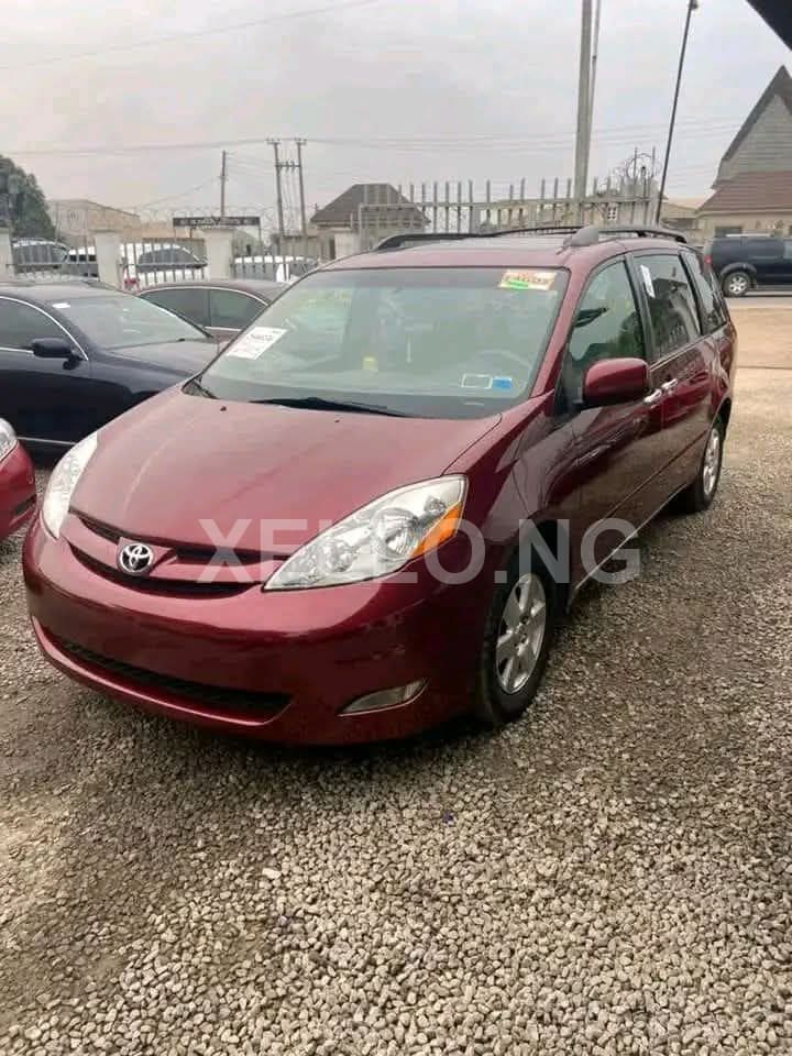 TOYOTA SIENNA 3