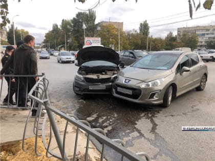 В Керчи у автовокзала столкнулись две иномарки