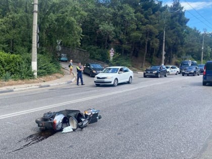 На трассе в районе Массандры не разошлись авто- и мотоледи