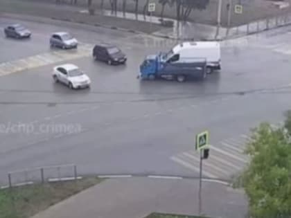 В Евпатории грузовик столкнулся с машиной скорой помощи