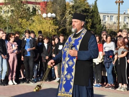 В Евпатории была отслужена панихида в память   жертв трагедии в Керченском политехническом колледже