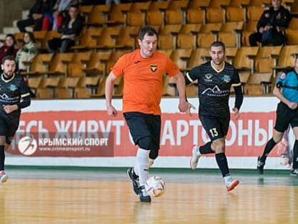ФГБУ ТЦСКР "Крымский" отбирает у "налоговиков" лидерство в главном футзальном турнире Крыма