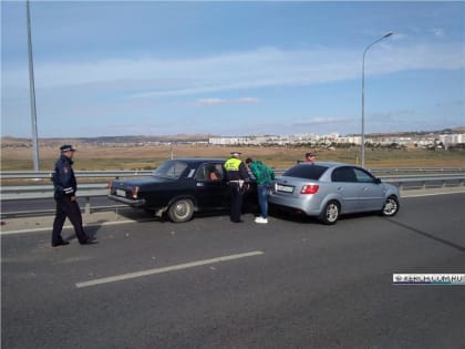 В Керчи "Волга" протаранила четыре автомобиля на эстакаде