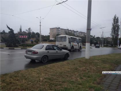 У "Меридиана" столкнулись автобус и легковой автомобиль