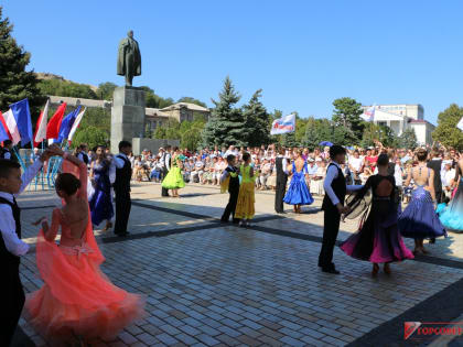 На площади развернулись торжества по случаю Дня города