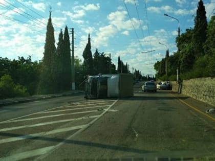 В Алуште ГАЗель опрокинулась на бок