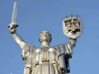 В Киеве на монумент "Родина-мать" водрузили украинский трезубец