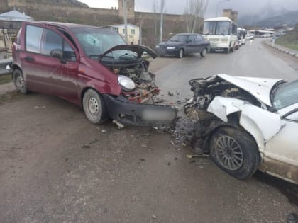 Сотрудники Госавтоинспекции Судака проводят проверку по факту ДТП в котором пострадал годовалый ребенок