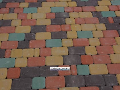 В Казенном саду мостят дорожку разноцветной брусчаткой (фото)