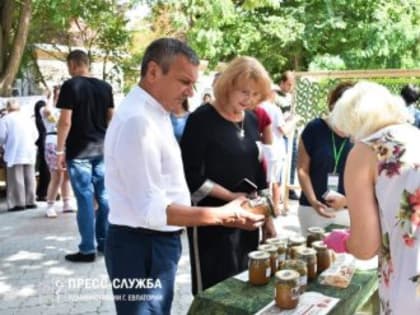 Волонтеры Евпатории показали образцы продукции для участников СВО