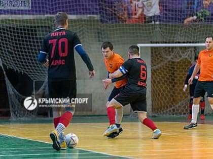 "Налоговики" теряют первые в сезоне очки. Вперед вырываются "отельеры"