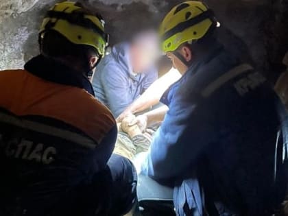 Сотрудники Белогорского аварийно-спасательного отряда ГКУ РК «КРЫМ-СПАС» эвакуировали пострадавшего мужчину из пещеры