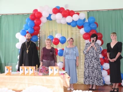 Парламентарии поздравили школьников с окончанием учебного года