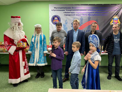 Руководители города поздравили спортсменов с новогодними праздниками