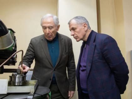 Владимир Константинов наградил сотрудников завода «Фиолент»