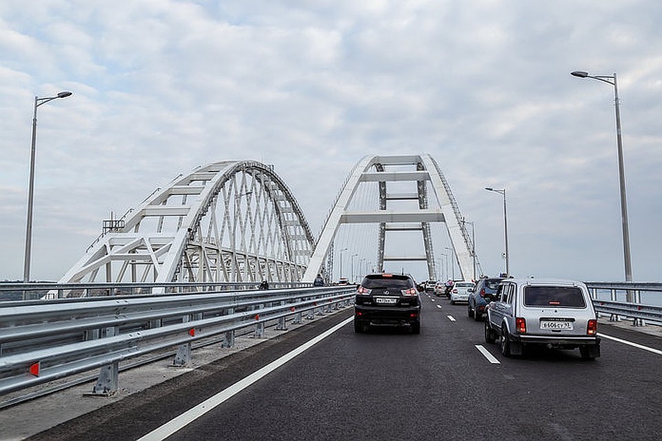 Мост в машине. Крымский мост машины. Крым Крымский мост машины на мосту. Въезд на Крымский мост. Крымский мост 2022.