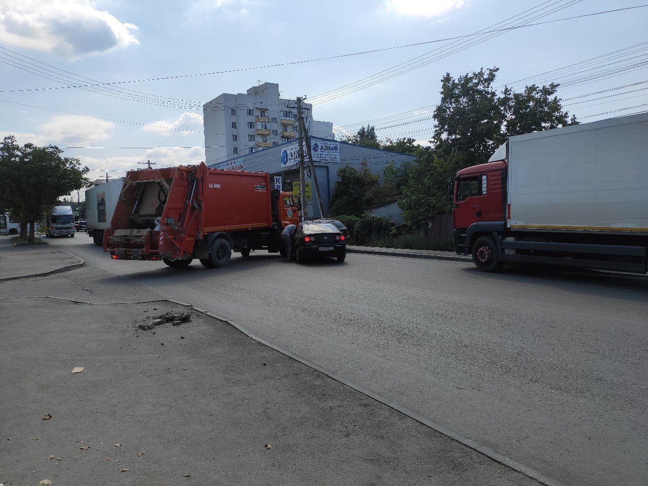 Что произошло сегодня в симферополе. Авария на проспекте Победы в Симферополе. Авария на пр Победы Симферополь. ДТП на проспекте Победы сегодня Симферополь. Авария на выезде из Симферополя сейчас.