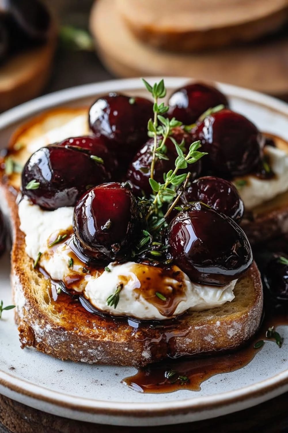 Herbstliches Frühstück mit Kirschen und Burrata