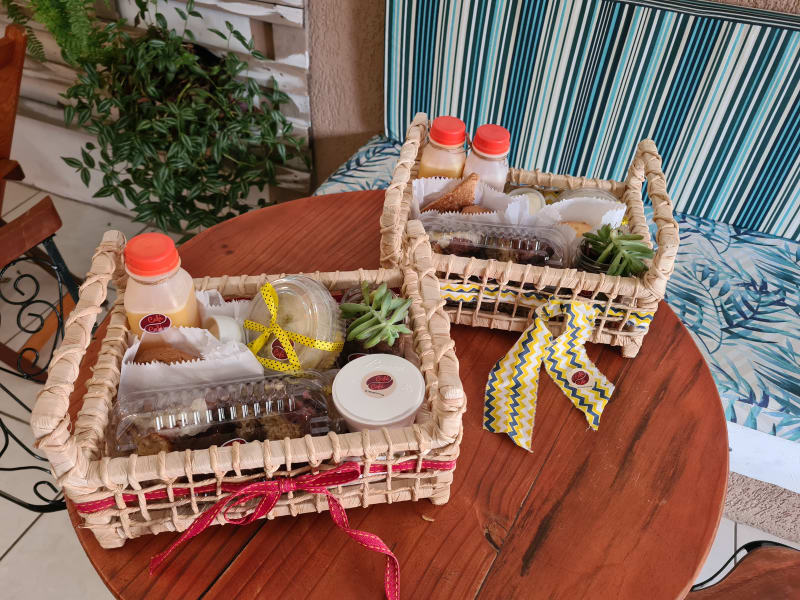 Cesta de café da manhã com produtos locais