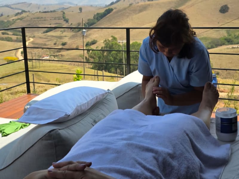 Sessão de massagem no deck com vista para a Serra