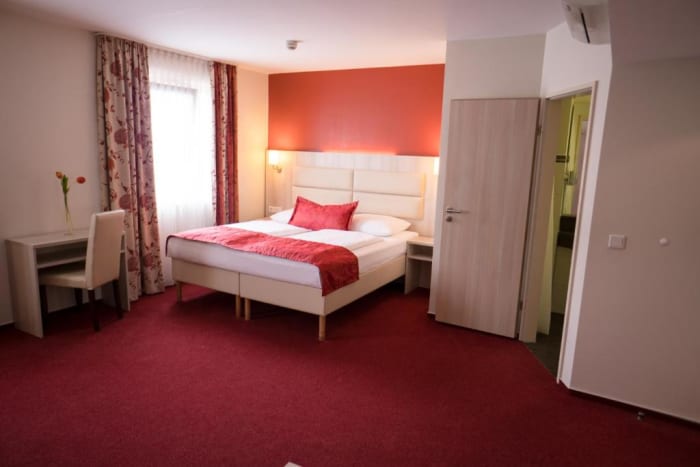 Zimmer mit drei und vier Betten