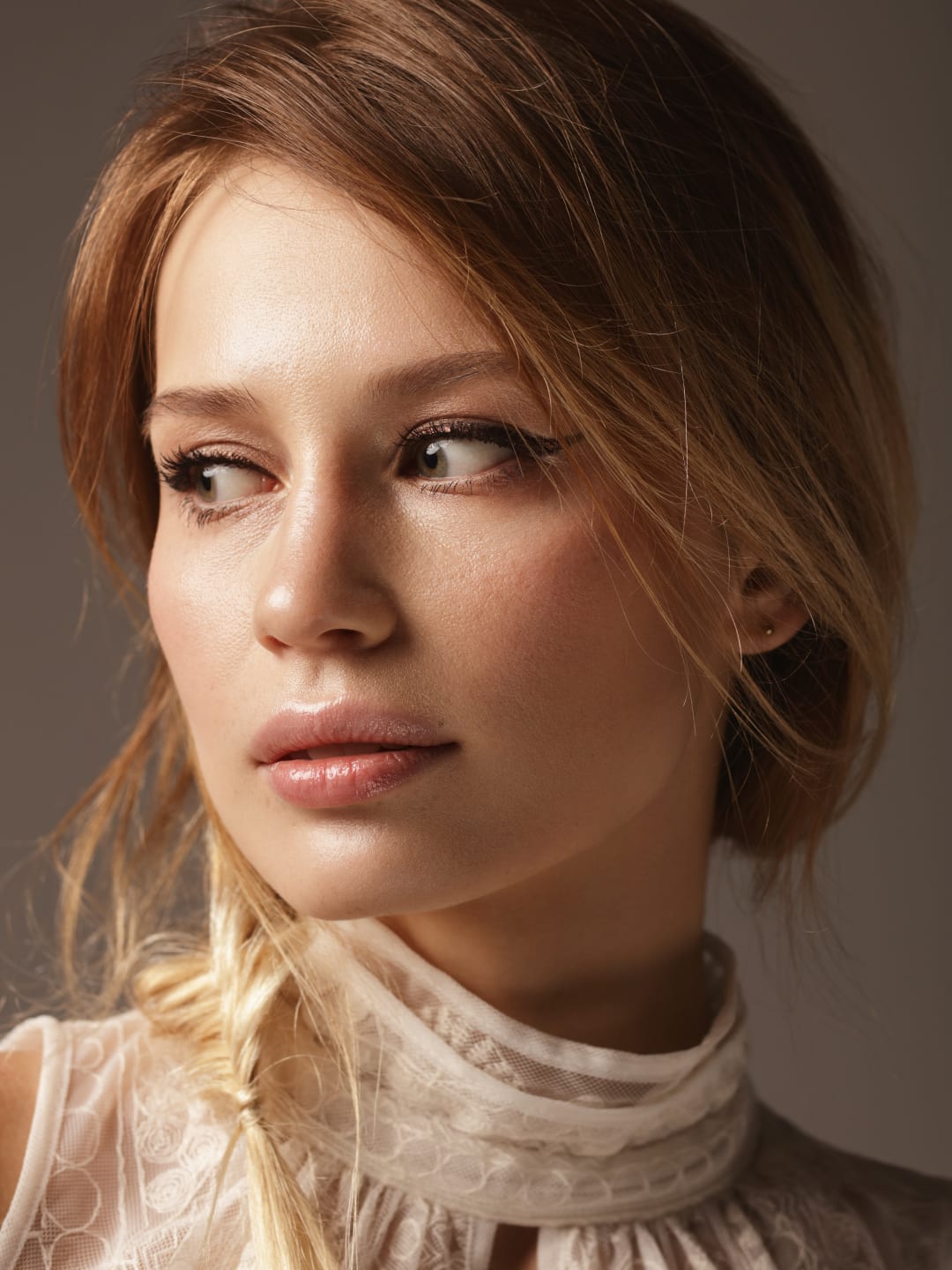 Nasal reshaping: Close-up of a woman with balanced facial features and a refined nose