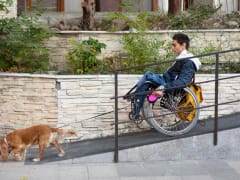 Как выбрать тип пандуса для жилого дома: металлический, алюминиевый, откидной или стационарный