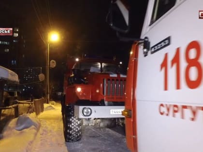 Пожар вспыхнул в расселенном двухэтажном доме в Сургуте