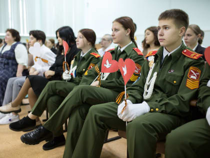 В преддверии Дня отца школьники Сургута встретились с отцом погибшего участника специальной военной операции