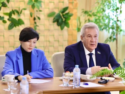 Борис Хохряков наградил волонтеров-медиков