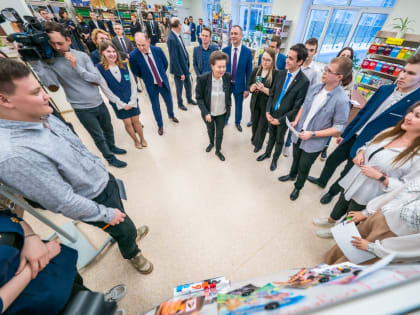 Студенты Югорского профессионального колледжа провели для Натальи Комаровой экскурсию по новому корпусу