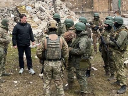 Эдуард Исаков передал военнослужащим  4 автомобиля