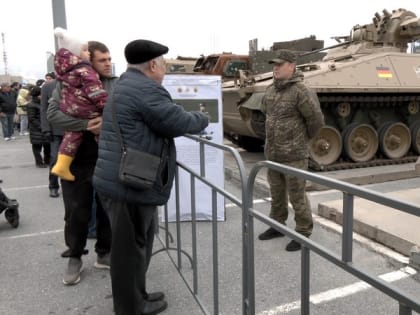 Современные боевые машины на улицах Киева