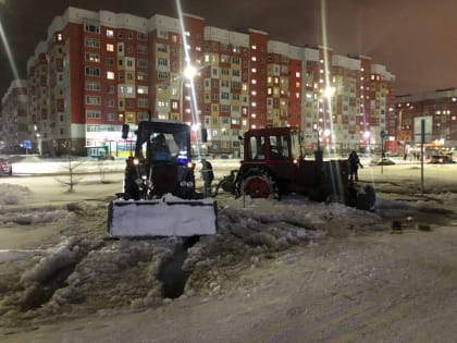 В Нижневартовске затопило одну из улиц из-за коммунальной аварии