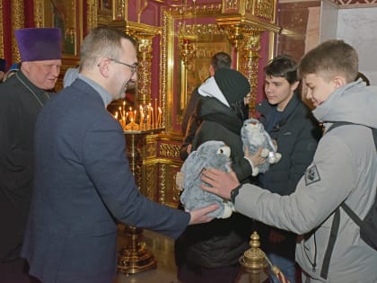 В Рождество глава Ханты-Мансийского района Кирилл Минулин поздравил победителей детского творческого конкурса «Русь великая»