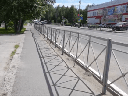 В Югорске продолжается ремонт тротуара по туристическому маршруту