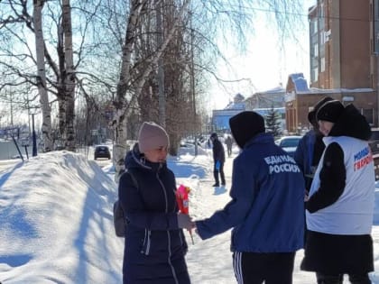 В Советском единороссы дарят женщинам цветы